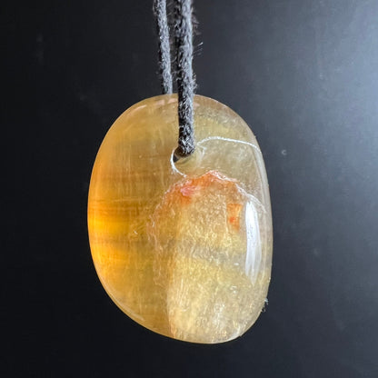 Gelber Fluorit Anhaenger, ovale Form, honigfarben mit weissen Schlieren und orangem Einschluss, hochglanzpoliert | Happy Minerals