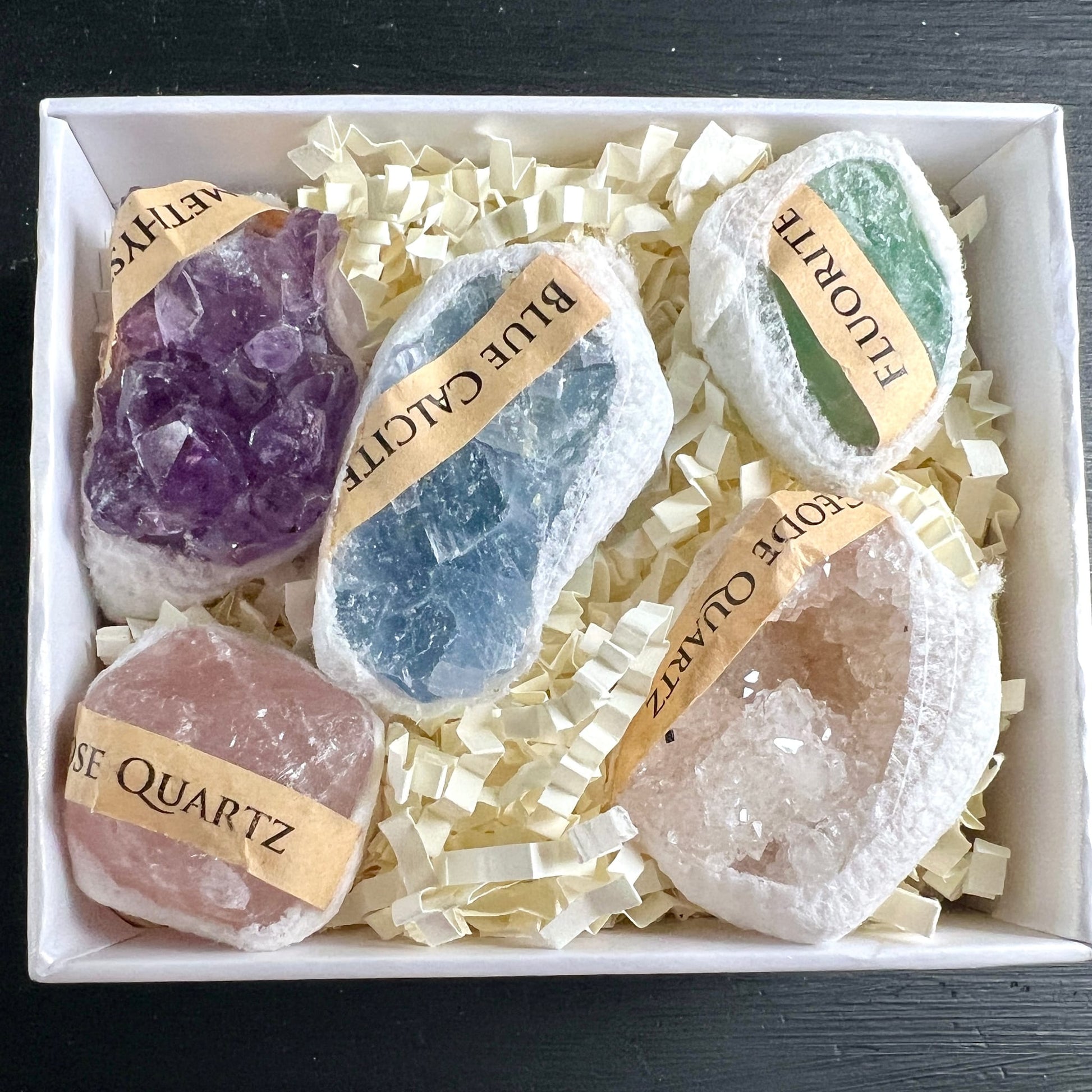 5 Mineralien in weißer Box | Amethyst Rosenquarz Blauer Calcit Fluorit Bergkristall Geode | goldene Etiketten | Happy Minerals