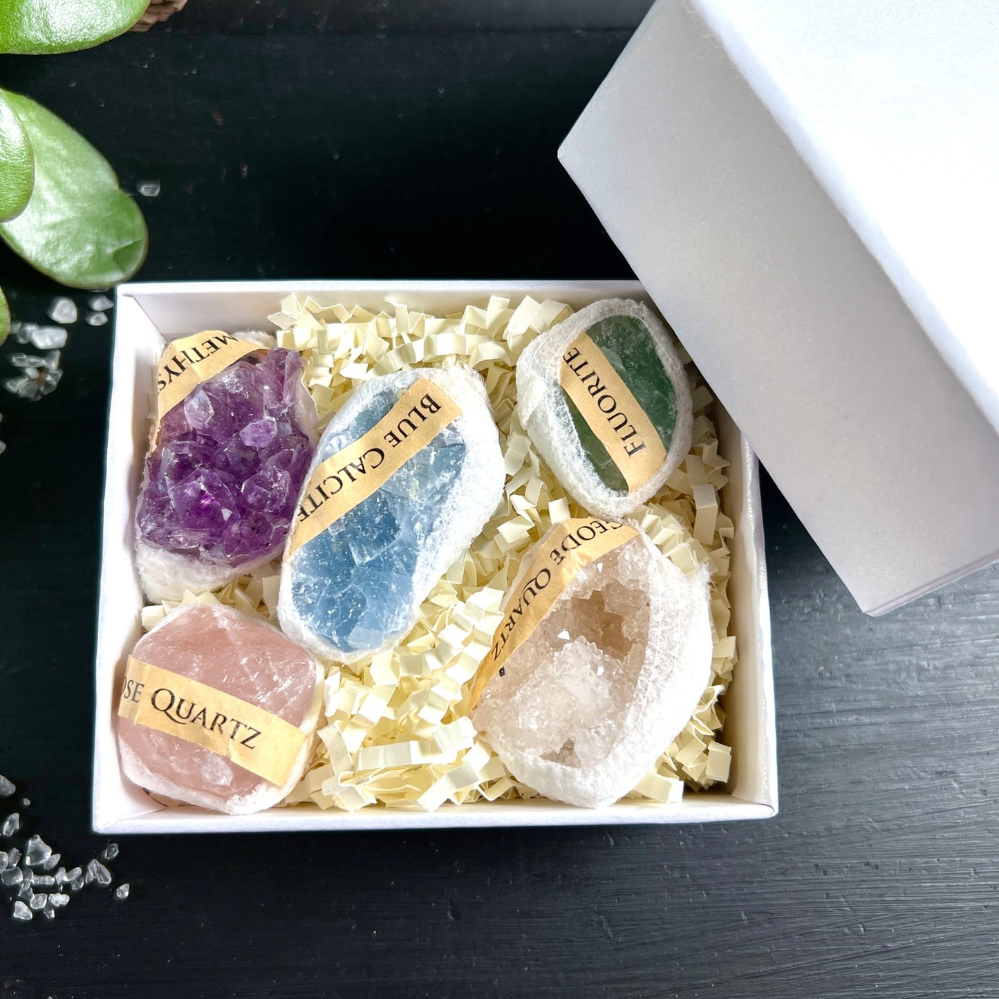 Geöffnete Geschenkbox von oben | Amethyst Blauer Calcit Fluorit Rosenquarz Geode | Strohfüllung | Happy Minerals
