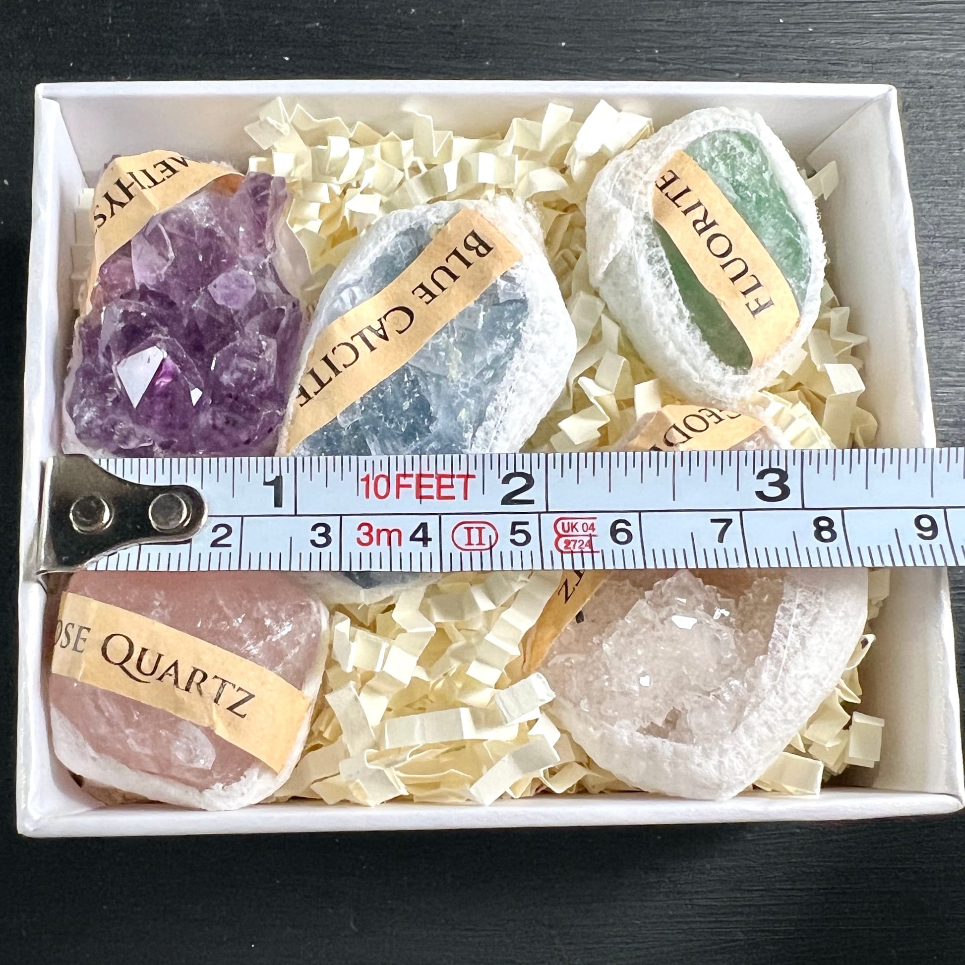 Größenvergleich Geschenkbox mit Maßband | Amethyst Rosenquarz Blauer Calcit Fluorit Geode | ca. 8 cm | Happy Minerals