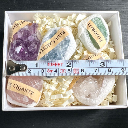 Größenvergleich Geschenkbox mit Maßband | Amethyst Rosenquarz Blauer Calcit Fluorit Geode | ca. 8 cm | Happy Minerals