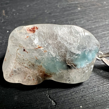 Gilalit Anhänger Medusa Quarz 35x19mm mit Silberöse, Nahaufnahme vor dunklem Hintergrund | Happy Minerals