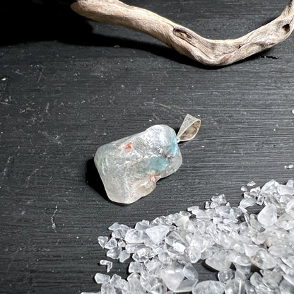 Gilalit Anhänger mit türkisblauem Schimmer, Unikat aus Brasilien | Happy Minerals