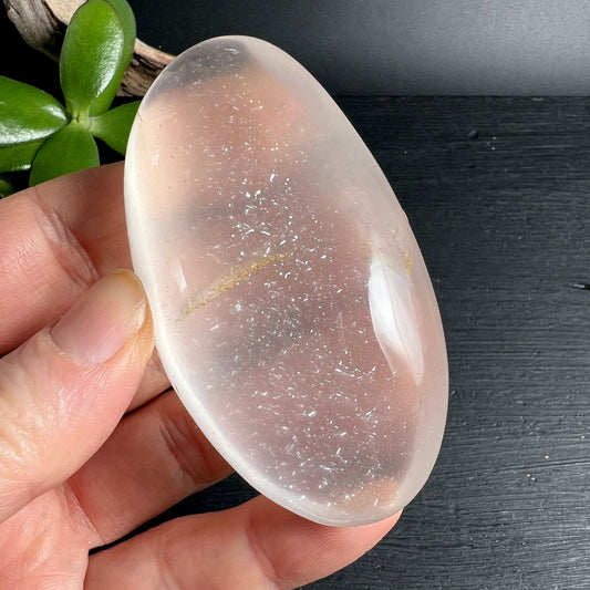 Girasol Handschmeichler | milchig rosa | goldene Einschlüsse | Madagaskar Unikat | Happy Minerals