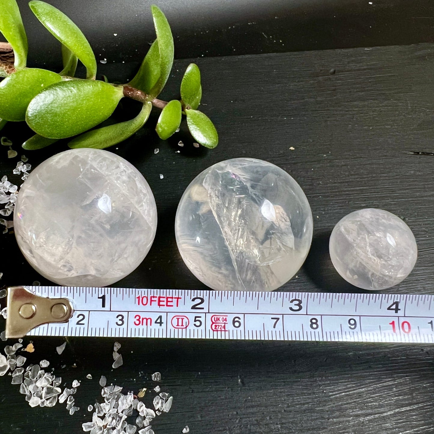 Girasol Kugeln | Größenvergleich mit Maßband | 3 Varianten | Brasil | milchig-transparent | Happy Minerals
