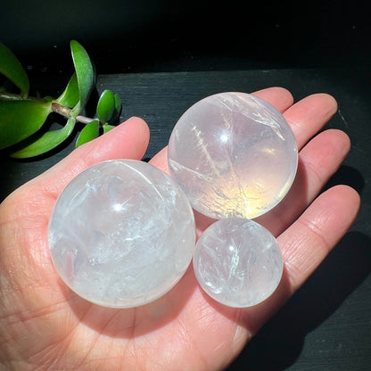 Girasol Kugeln | alle 3 Größen | auf Handfläche | milchig-weiß | warmes Licht | Brasilien | Happy Minerals