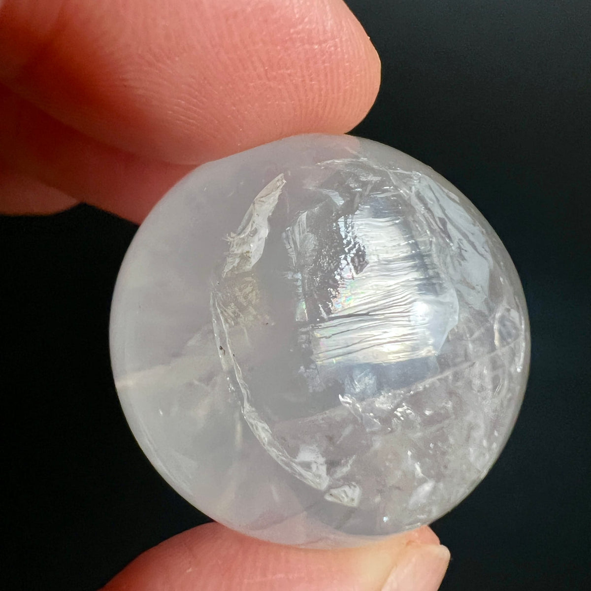 Girasol Kugel | kleine Variante | milchig-weiß | feine Einschlüsse | zarte Irisierung | Happy Minerals