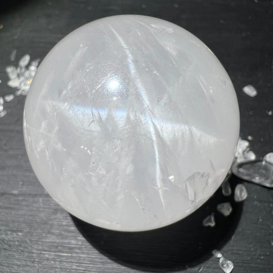 Girasol Kugel milchig-transluzent mit sternfoermigem Lichtstrahl und feinen inneren Faserlinien, poliert | Happy Minerals