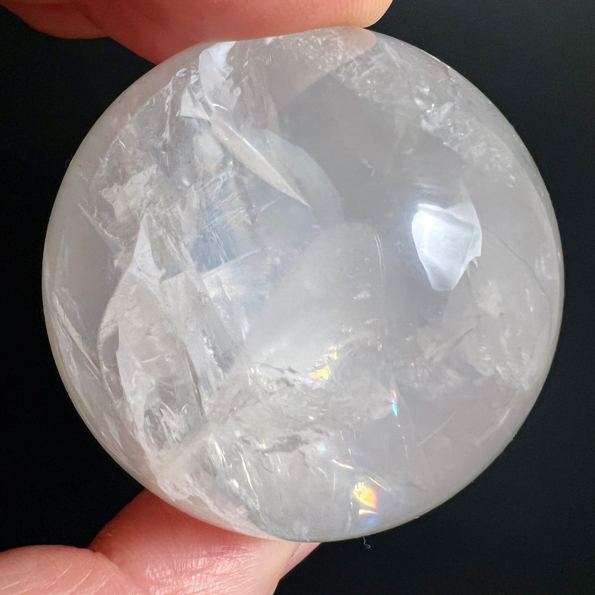 Girasol Kugel | Nahaufnahme | innere Kristallstrukturen | Regenbogenglanz | grün-pink | Happy Minerals