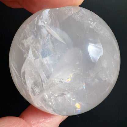Girasol Kugel | Nahaufnahme | innere Kristallstrukturen | Regenbogenglanz | grün-pink | Happy Minerals