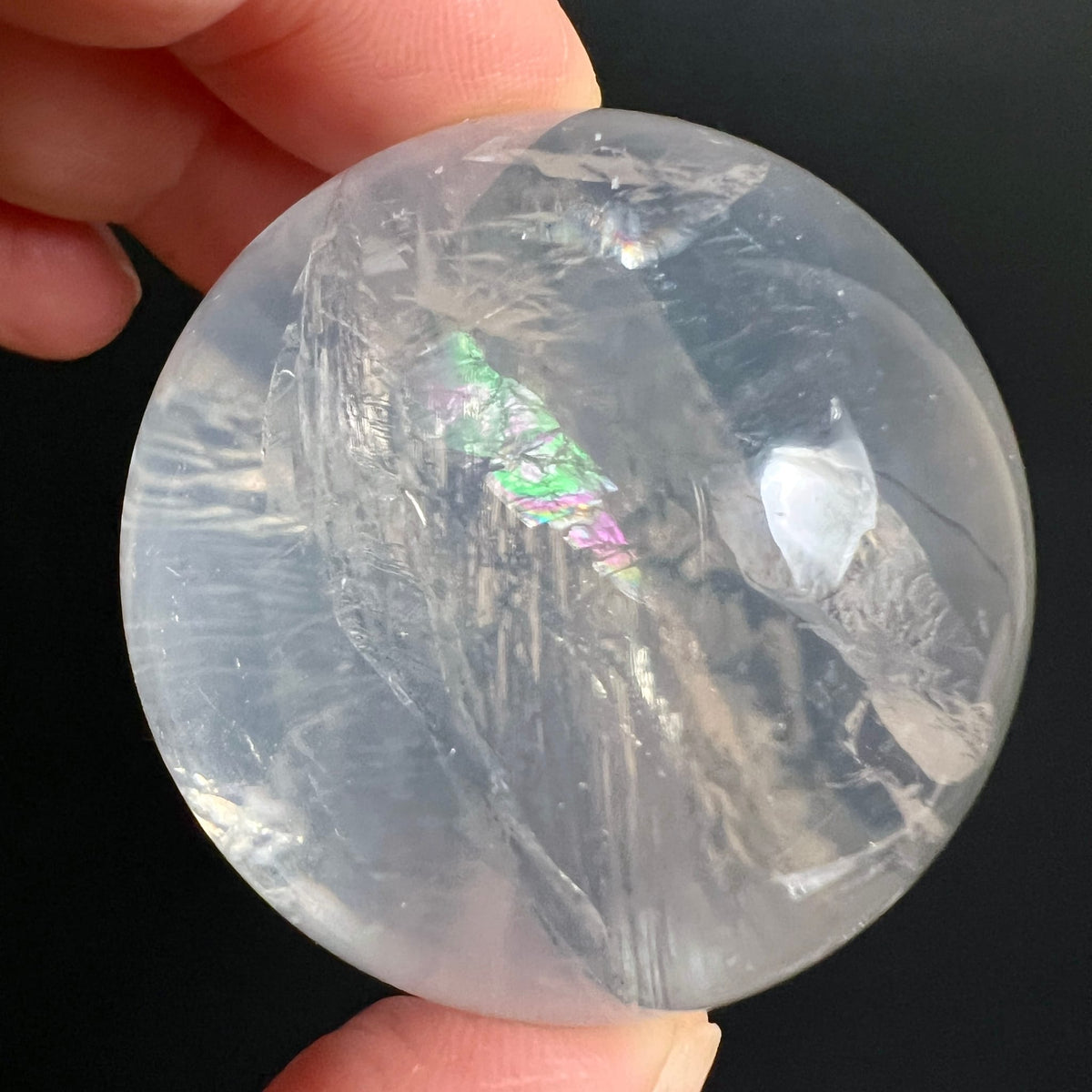 Girasol Kugel | Nahaufnahme | leuchtende Regenbogenfarben grün-pink-lila | innere Schleier | Happy Minerals