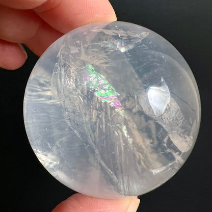 Girasol Kugel | Nahaufnahme | leuchtende Regenbogenfarben grün-pink-lila | innere Schleier | Happy Minerals