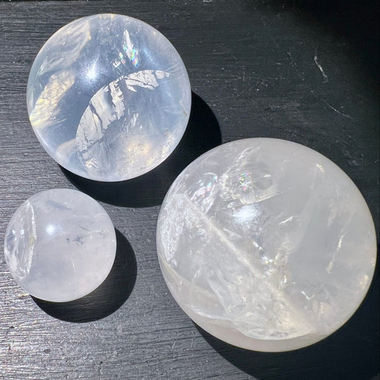 Girasol Kugeln | 3er Set | Draufsicht im Sonnenlicht | milchig-weiß | Regenbogenglanz | Happy Minerals