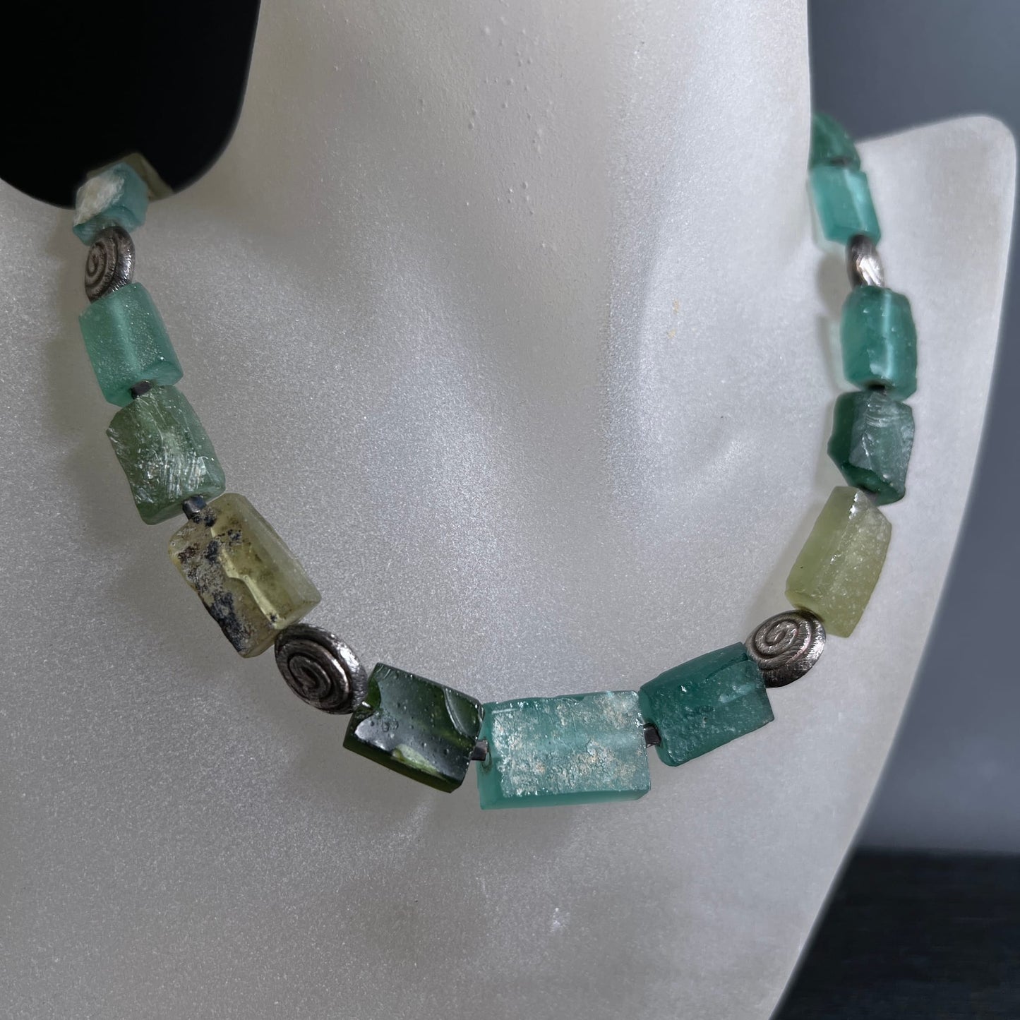 Glasperlen-Kette | Seegrün-Gelb-Nuancen | Silberspiralen | auf Schmuckständer | Happy Minerals