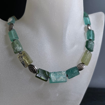 Glasperlen-Kette | Seegrün-Gelb-Nuancen | Silberspiralen | auf Schmuckständer | Happy Minerals