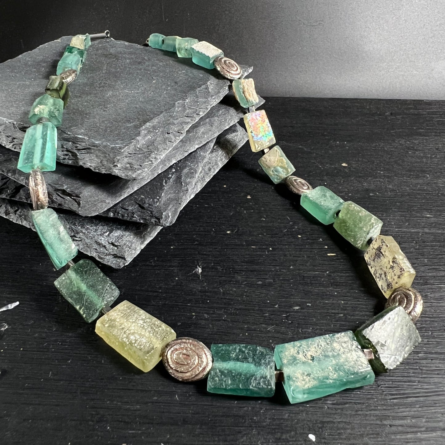 Grüne Glasperlen | Silber-Spiralmuster | auf Schieferstein | rustikaler Look | Happy Minerals
