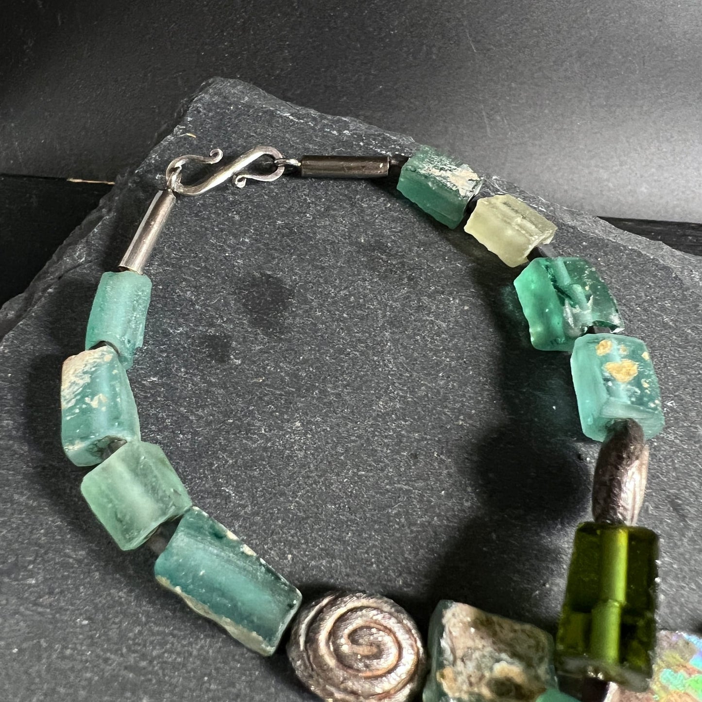 Verschlussdetail | S-Haken Silber | türkise Glasperlen | Nahaufnahme | Happy Minerals