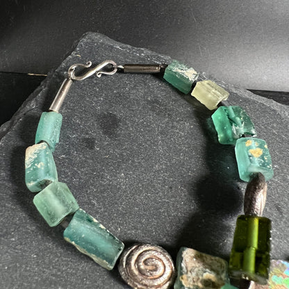 Verschlussdetail | S-Haken Silber | türkise Glasperlen | Nahaufnahme | Happy Minerals