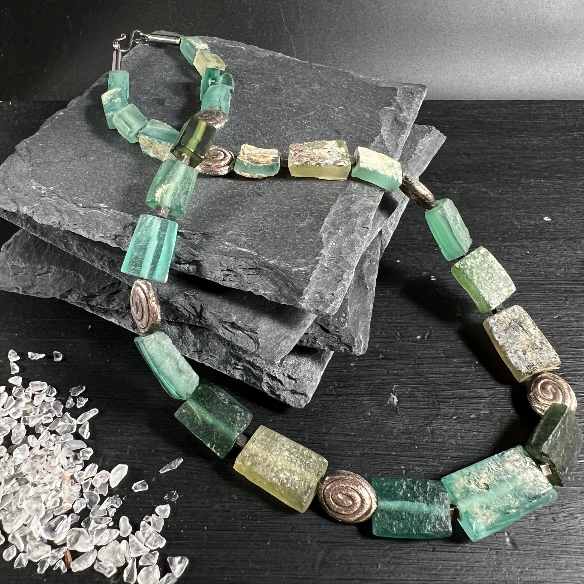 Glaskette komplett | auf Schiefer | grün-gelbe Farbvielfalt | Bergkristall-Splitter | Happy Minerals