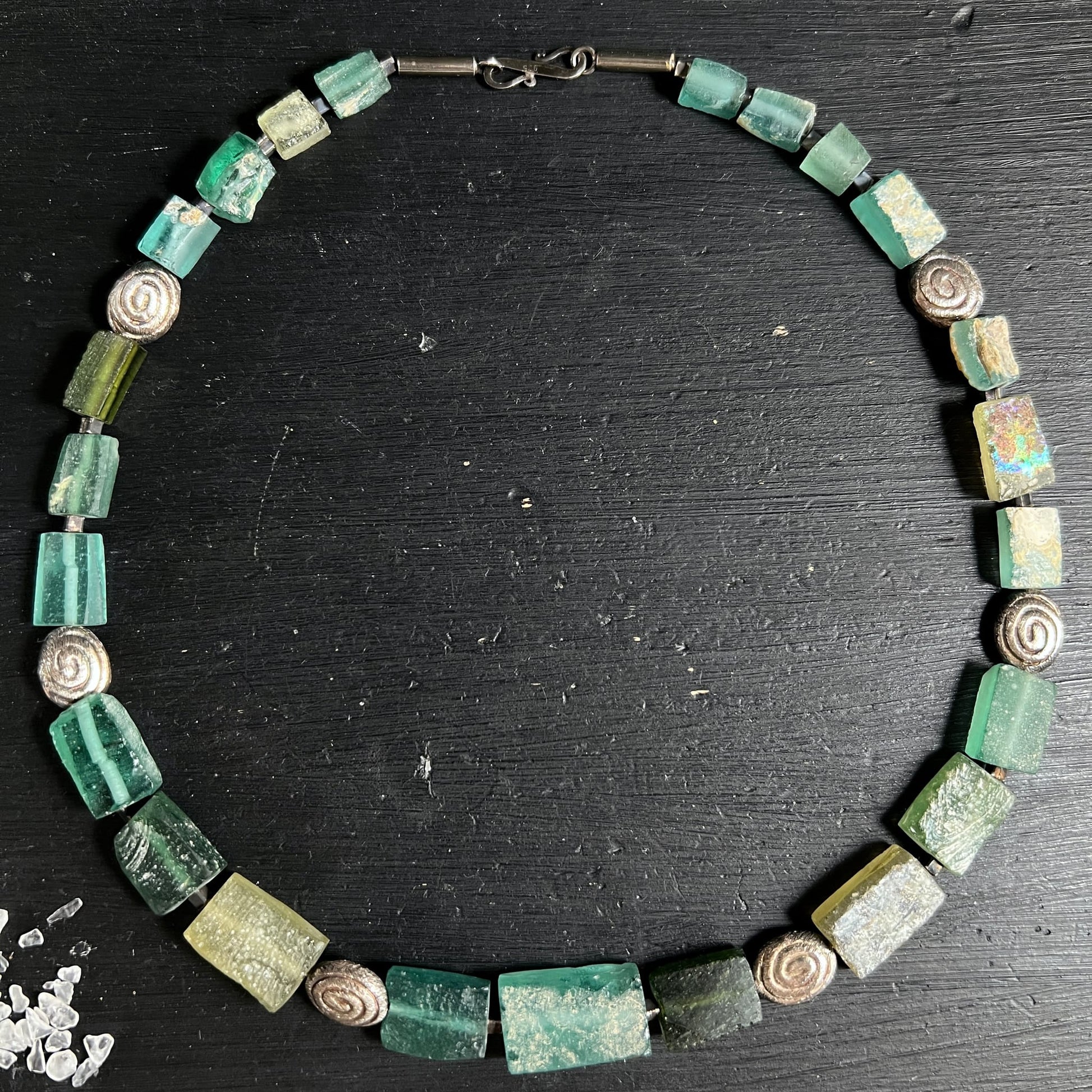 Kreisförmig arrangiert | Glasperlen-Kette | Silberspiralen | Draufsicht auf Holz | Happy Minerals