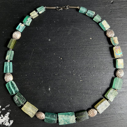 Kreisförmig arrangiert | Glasperlen-Kette | Silberspiralen | Draufsicht auf Holz | Happy Minerals
