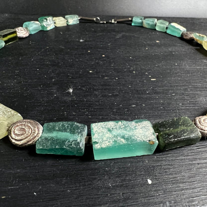 Detailansicht | smaragdgrüne Glasperlen | Silberspirale | strukturierte Oberfläche | Happy Minerals