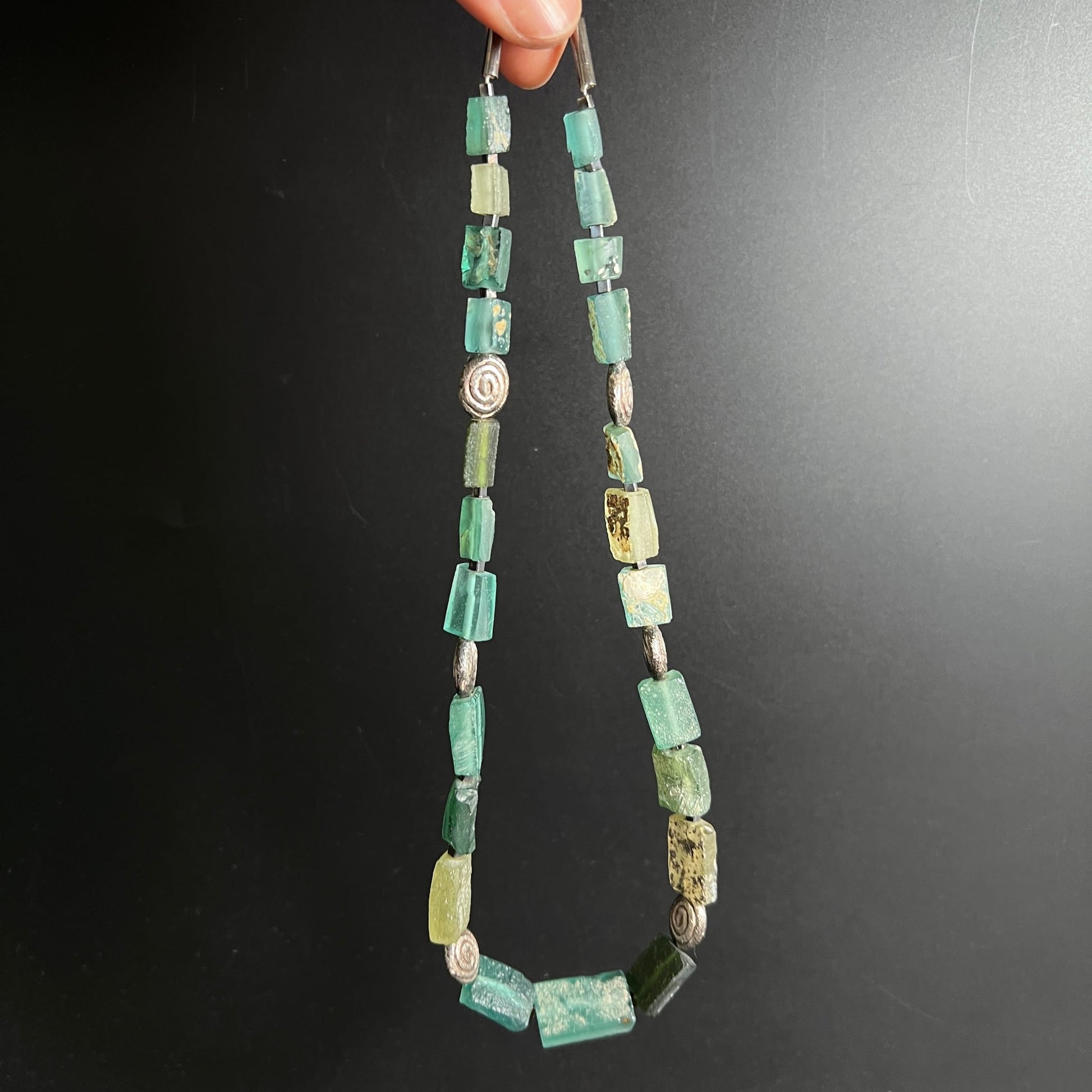 Hängende Halskette | volle Länge | grün-gelbe Glasperlen | Silberakzente | Happy Minerals