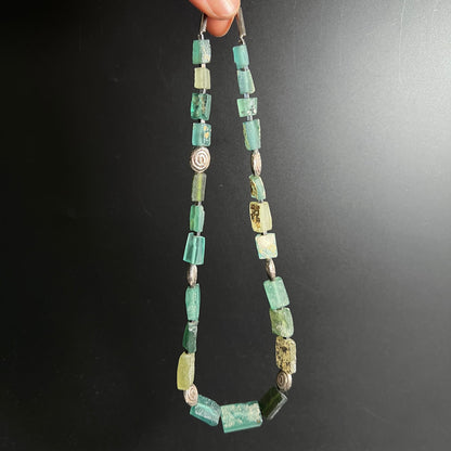 Hängende Halskette | volle Länge | grün-gelbe Glasperlen | Silberakzente | Happy Minerals