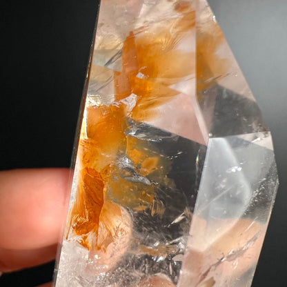 Makroaufnahme goldener Einschluss | Limonit Struktur im Quarz | Happy Minerals Unikat