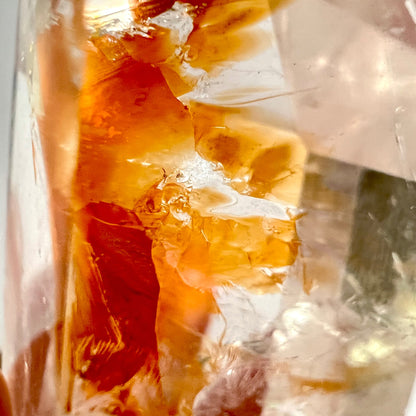 Extreme Nahaufnahme | rot-goldene Limonit Formation | Golden Healer Quarz | Happy Minerals
