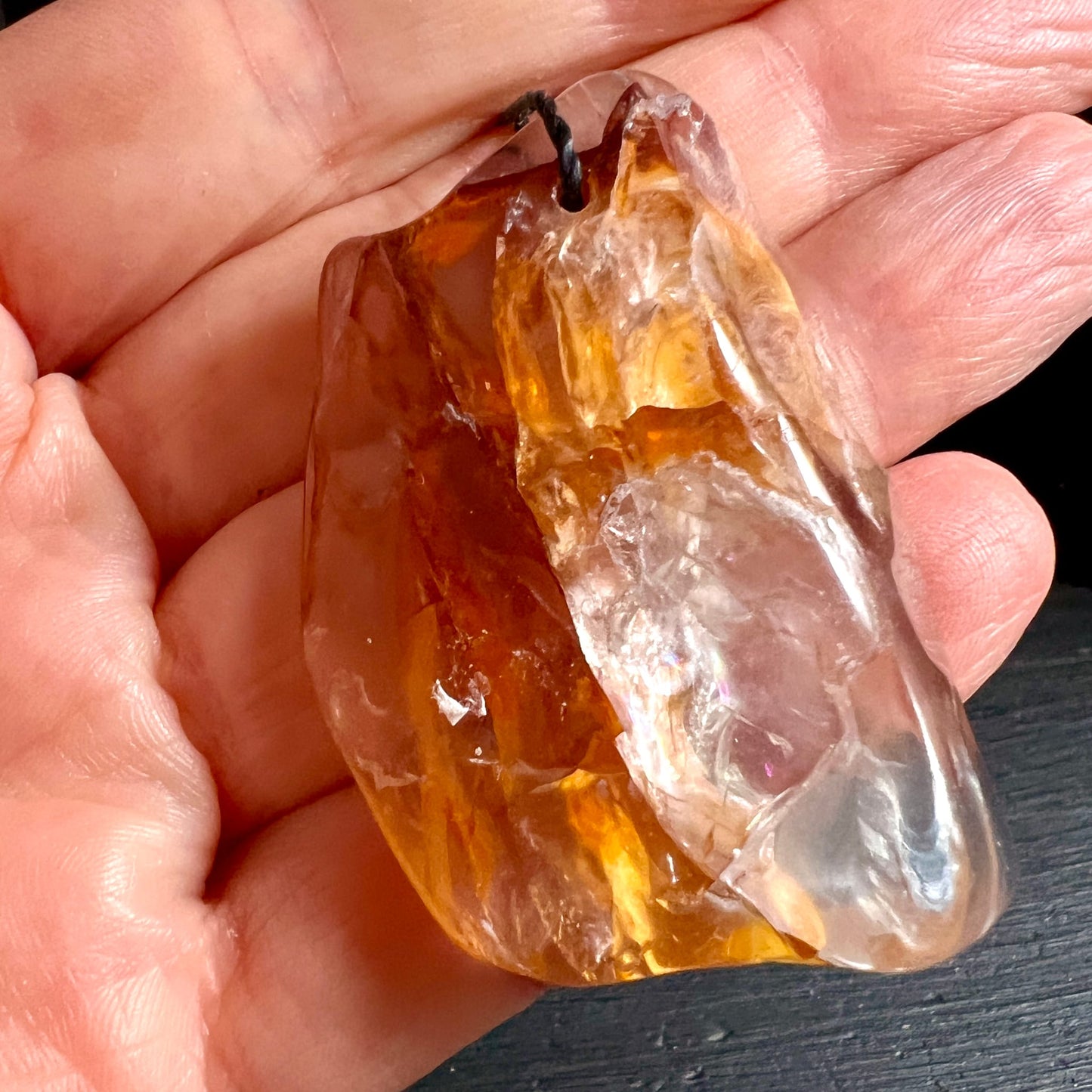 Golden Healer in Hand gehalten | natürliche Größe | honigfarbene Töne | Happy Minerals Brasilien
