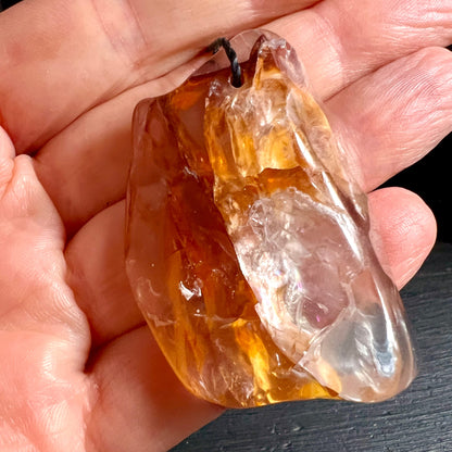 Golden Healer in Hand gehalten | natürliche Größe | honigfarbene Töne | Happy Minerals Brasilien