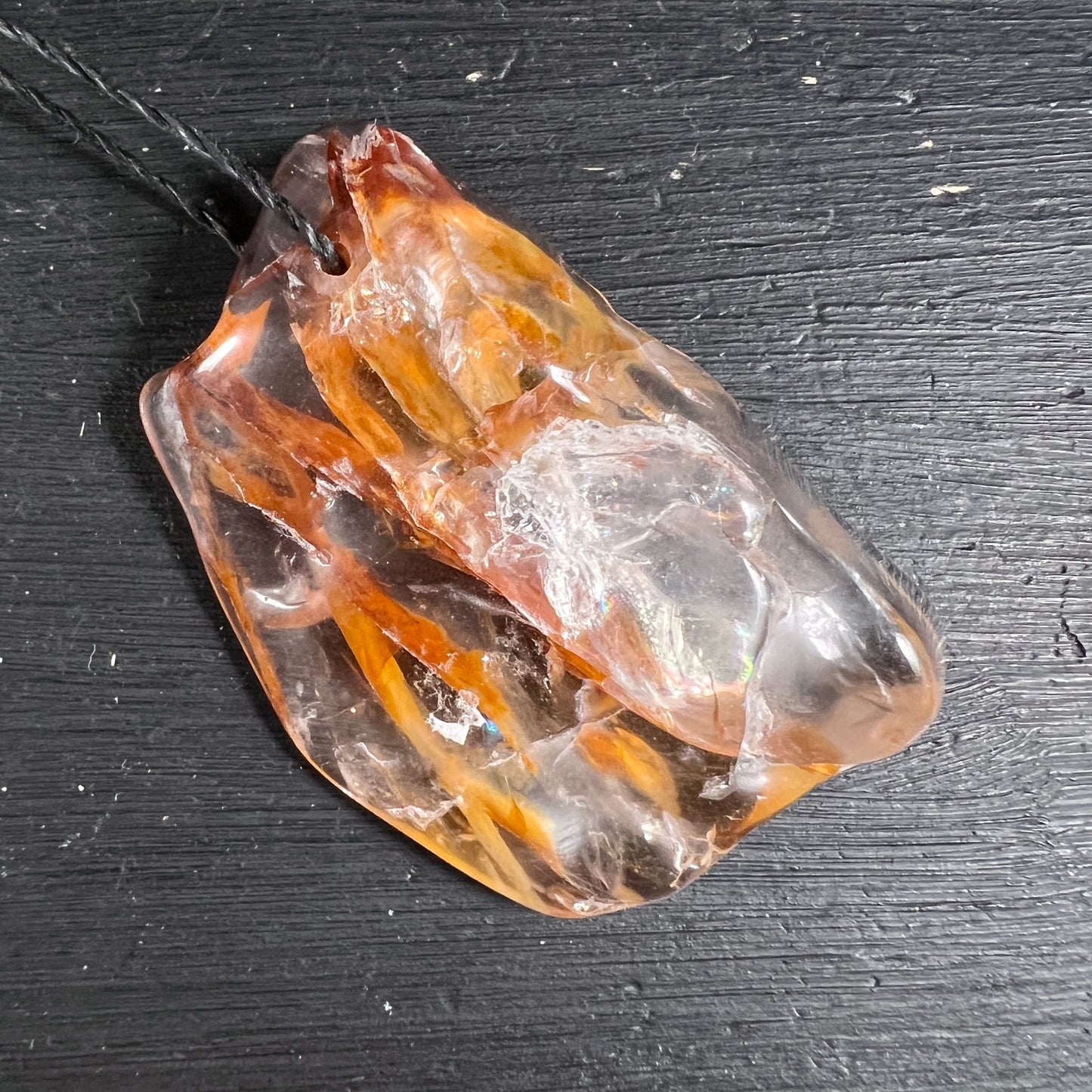 Golden Healer Draufsicht | bernsteinfarbene Adern | glänzende Oberfläche | Happy Minerals Unikat