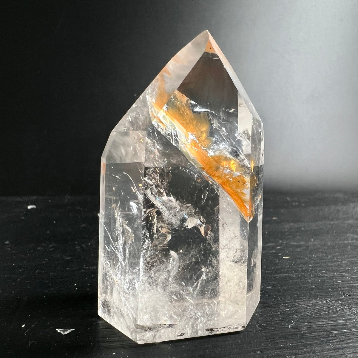 Klarer Quarz mit goldenem Limonit Band | polierte Spitze | Happy Minerals Unikat