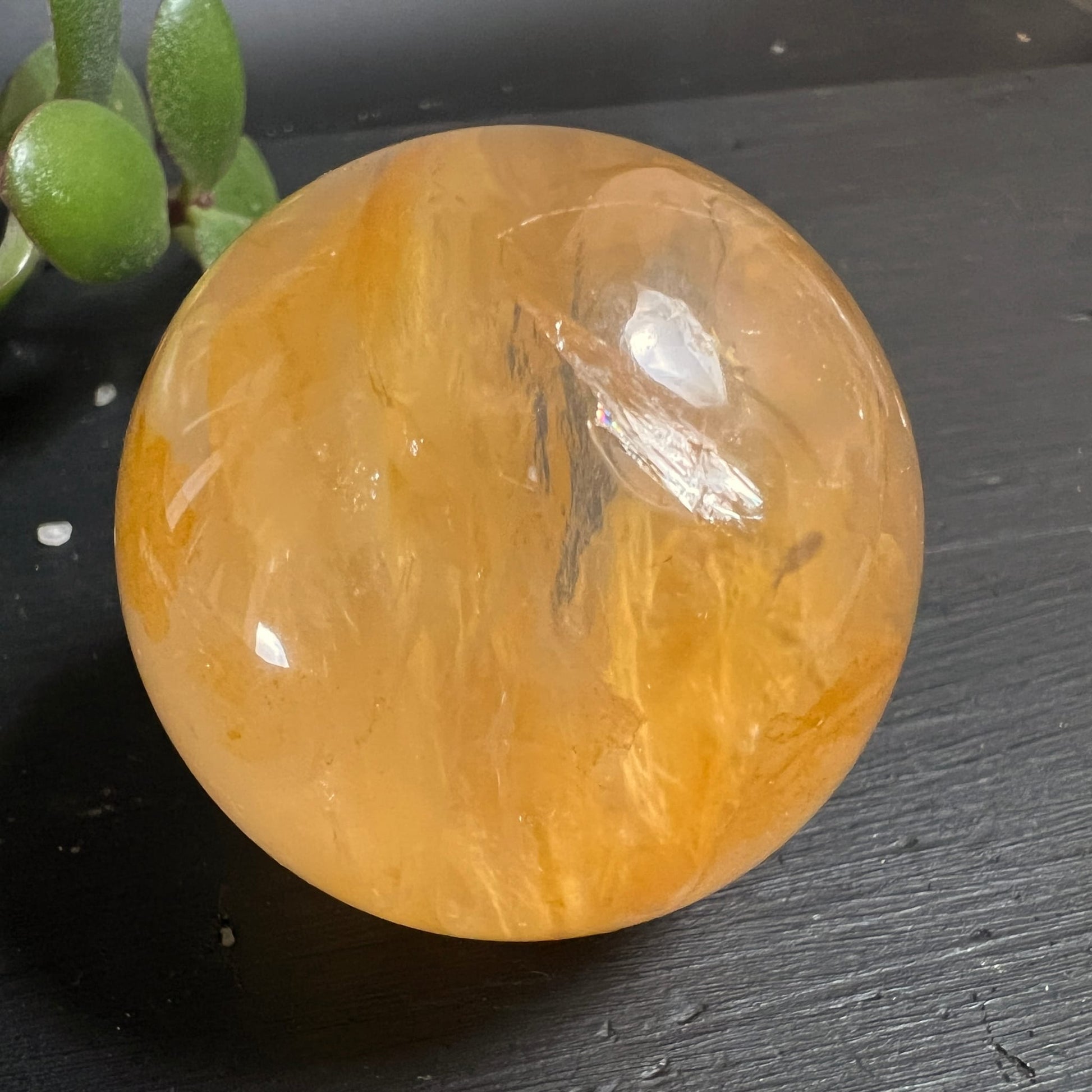 Golden Healer Kugel | sattgoldenes Honiggelb | intensive Limonit-Färbung | Nahaufnahme | Brasilien | Happy Minerals
