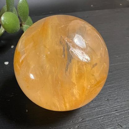 Golden Healer Kugel | sattgoldenes Honiggelb | intensive Limonit-Färbung | Nahaufnahme | Brasilien | Happy Minerals