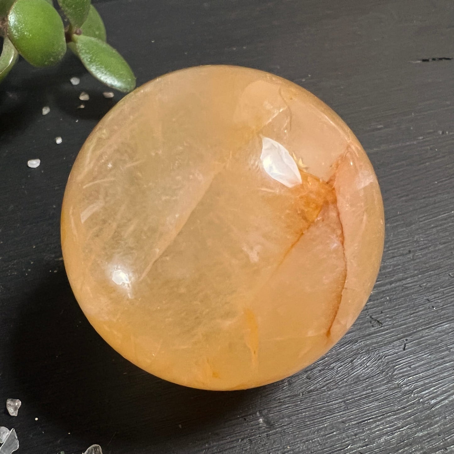 Golden Healer Kugel | Rückseite | blasses Gold mit orangem Streifen | Limonit Quarz | Brasilien | Happy Minerals