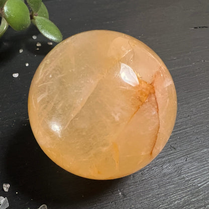 Golden Healer Kugel | Rückseite | blasses Gold mit orangem Streifen | Limonit Quarz | Brasilien | Happy Minerals