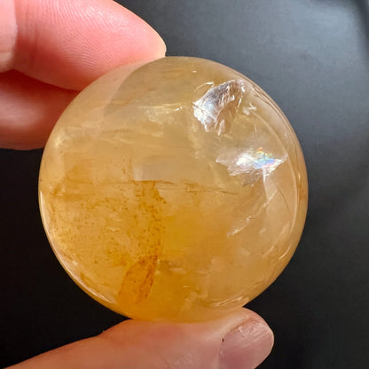 Golden Healer Kugel | in der Hand | transparentes Goldgelb | Regenbogenreflexion | Brasilien | Happy Minerals