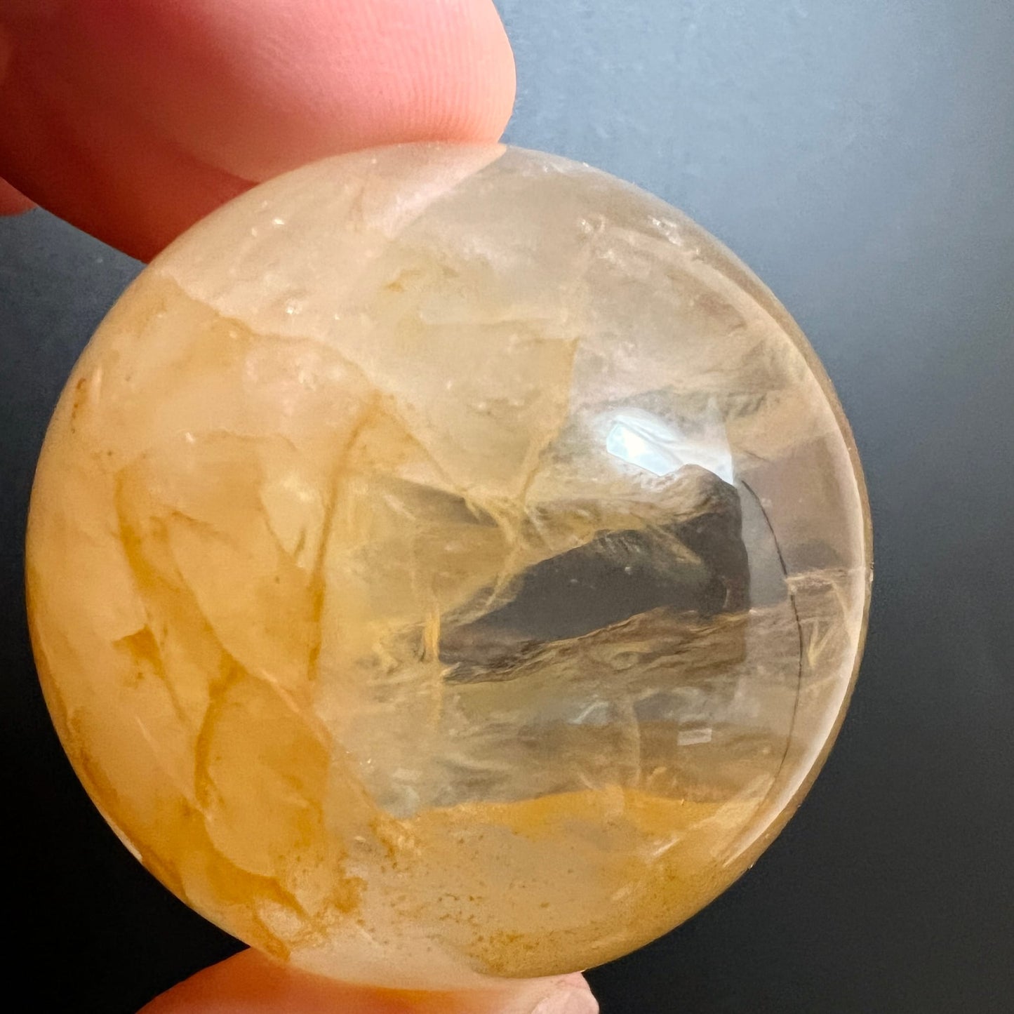Golden Healer Kugel | Detailansicht | klarer Limonit Quarz | eisartige Einschlüsse | Brasilien | Happy Minerals