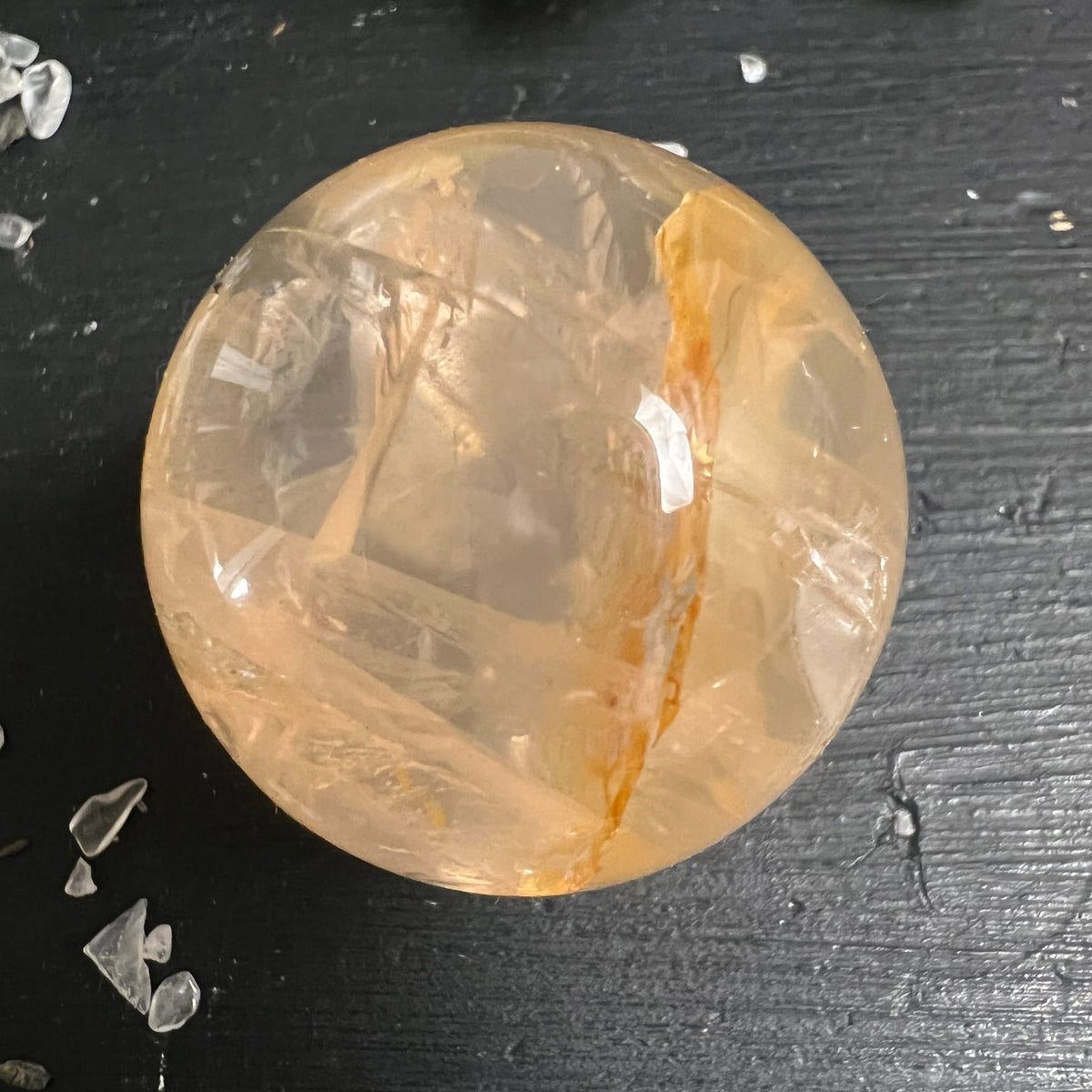 Golden Healer Kugel | Draufsicht | leuchtend gold mit orangem Limonit-Streifen | Brasilien | Happy Minerals