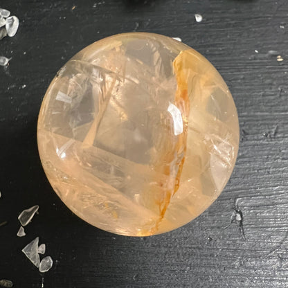 Golden Healer Kugel | Draufsicht | leuchtend gold mit orangem Limonit-Streifen | Brasilien | Happy Minerals
