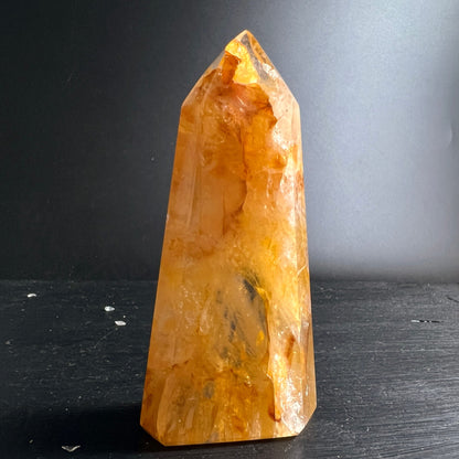 Golden Healer Turm | dunkler Hintergrund | intensives Goldorange | polierter Limonit Quarz | Happy Minerals