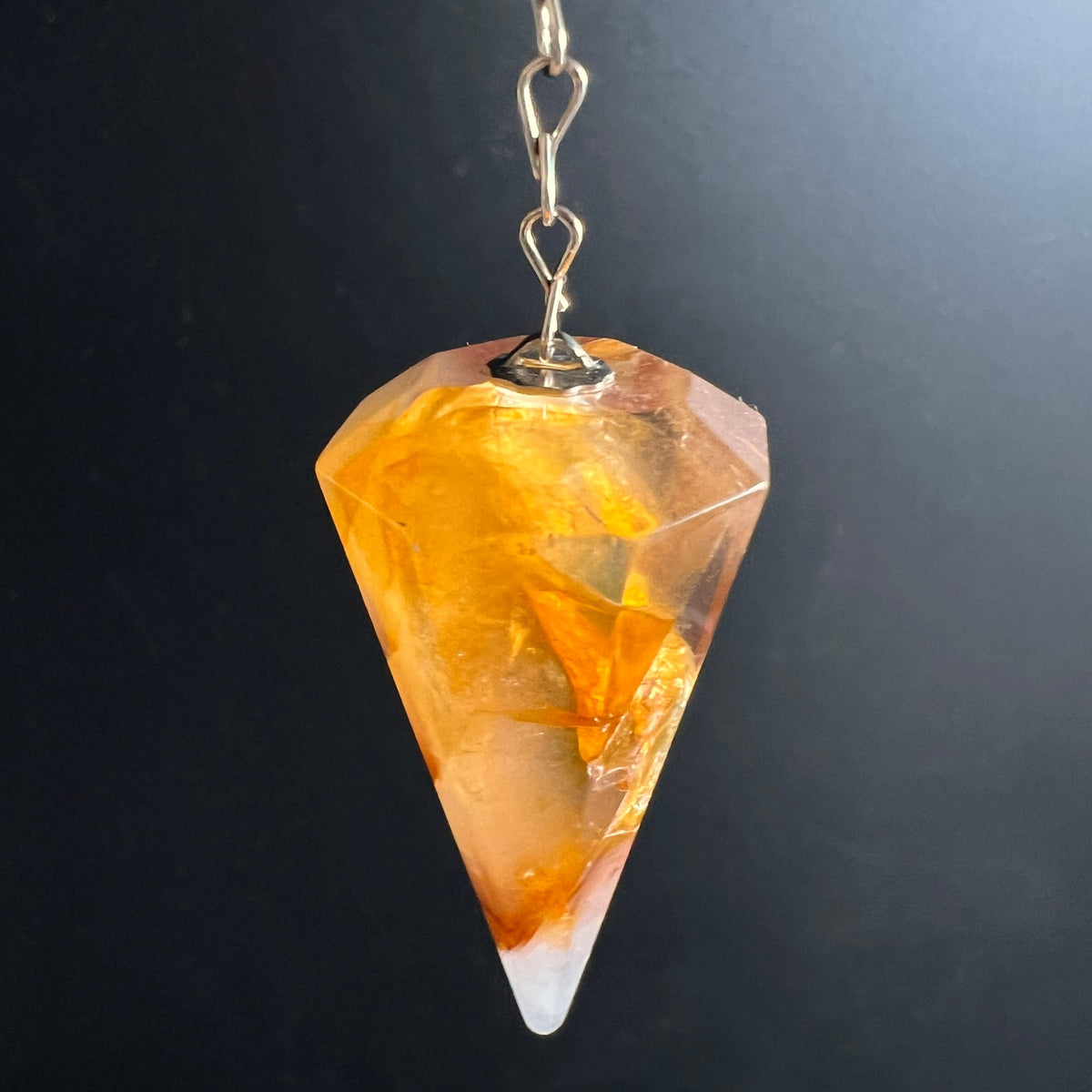 Pendel aus Bergkristall mit goldenen Limonit-Einschluessen, kegelfoermig poliert, an Silberkette | Happy Minerals