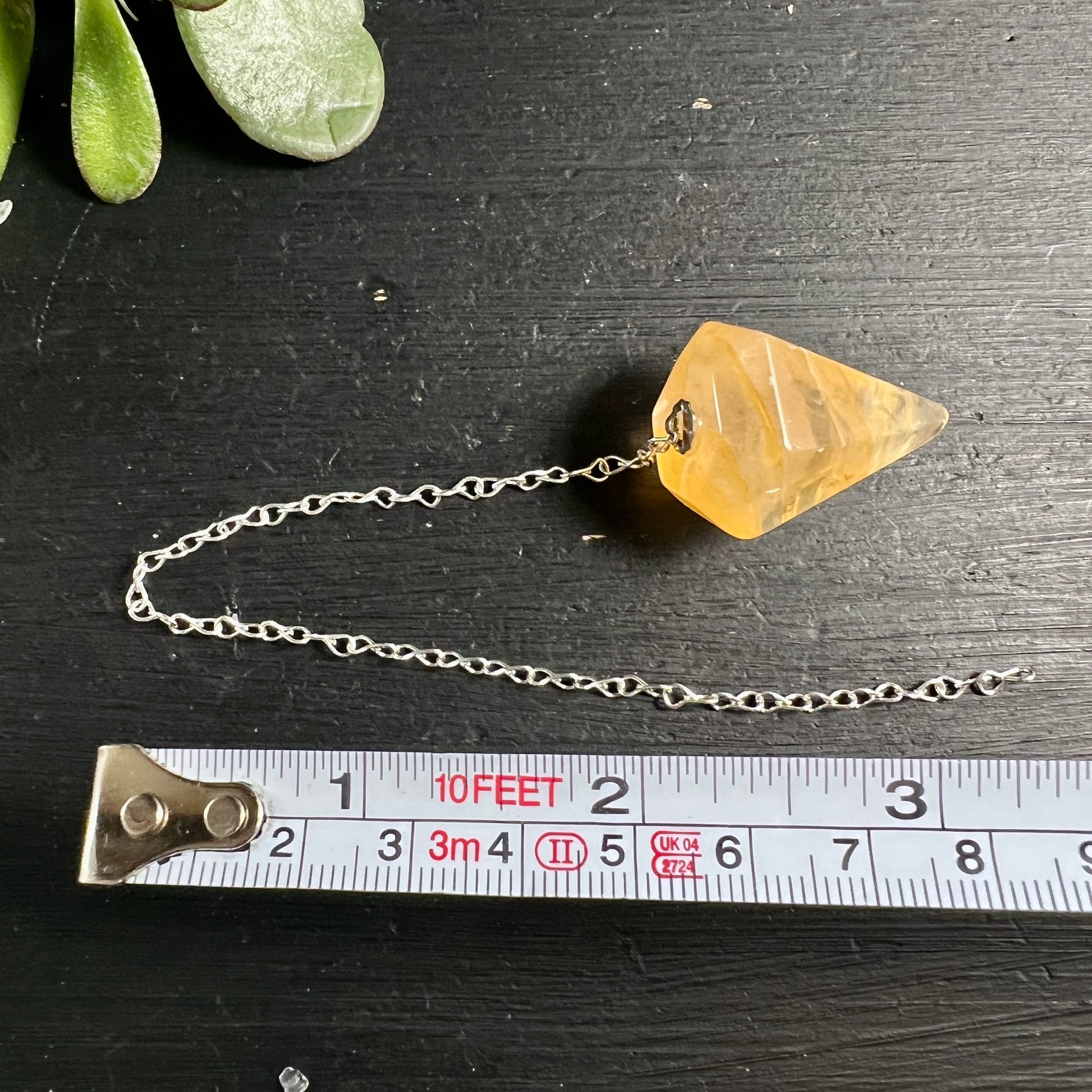 Golden Healer Pendel | Größenvergleich Maßband | ca. 3 cm | Silberkette | Brasilien | Happy Minerals