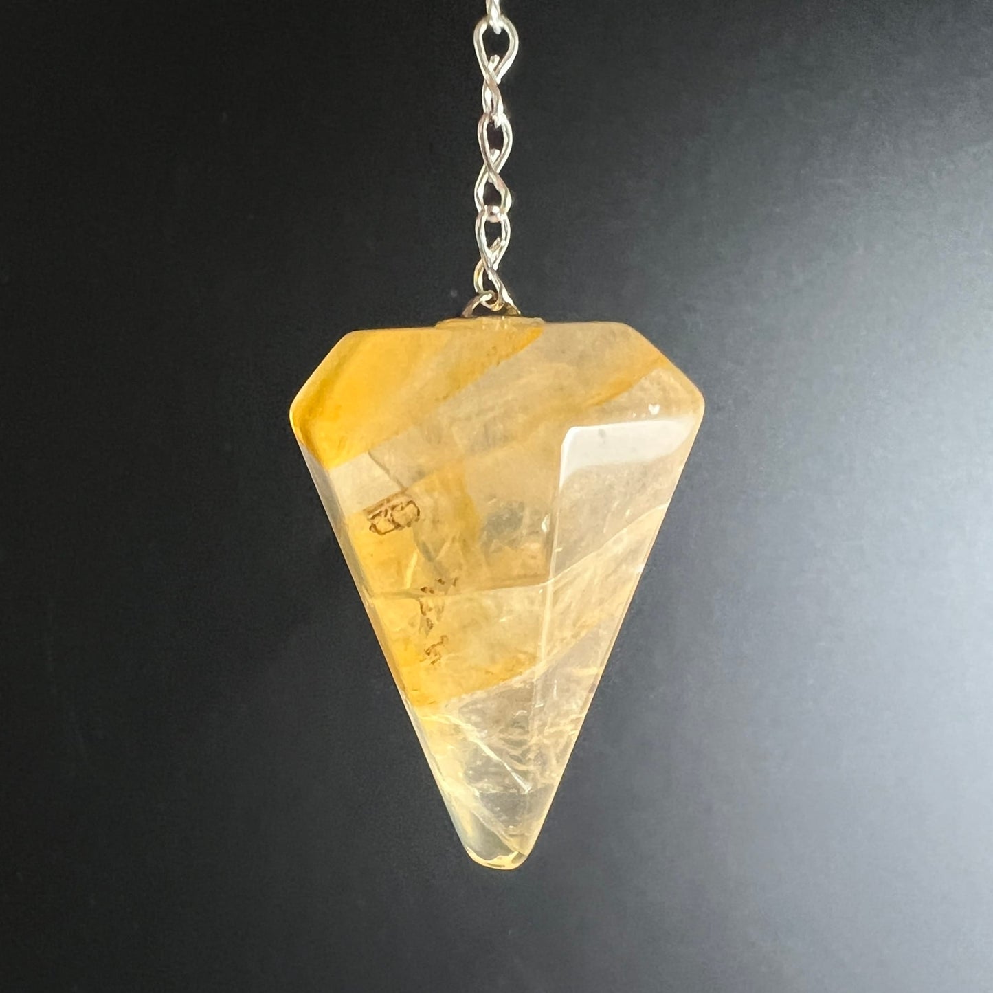 Golden Healer Pendel | hängend | warmes Goldgelb | Lichtreflexe | Einschlüsse | Silberkette | Brasilien | Happy Minerals