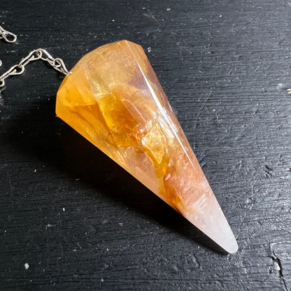 Golden Healer Pendel, facettierte Tropfenform, goldgelb mit orangen Einschluessen und klarer Spitze | Happy Minerals