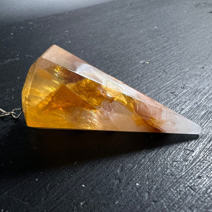 Golden Healer Pendel, facettierte Spitze mit goldgelben Limonit-Einschlüssen in klarem Bergkristall | Happy Minerals