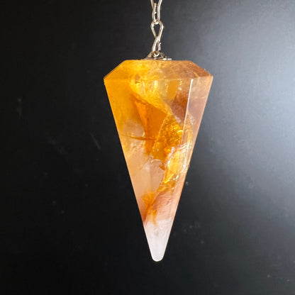 Pendel in Facettenform, goldgelb mit orangen Limonit-Schlieren, Spitze klar durchscheinend | Happy Minerals