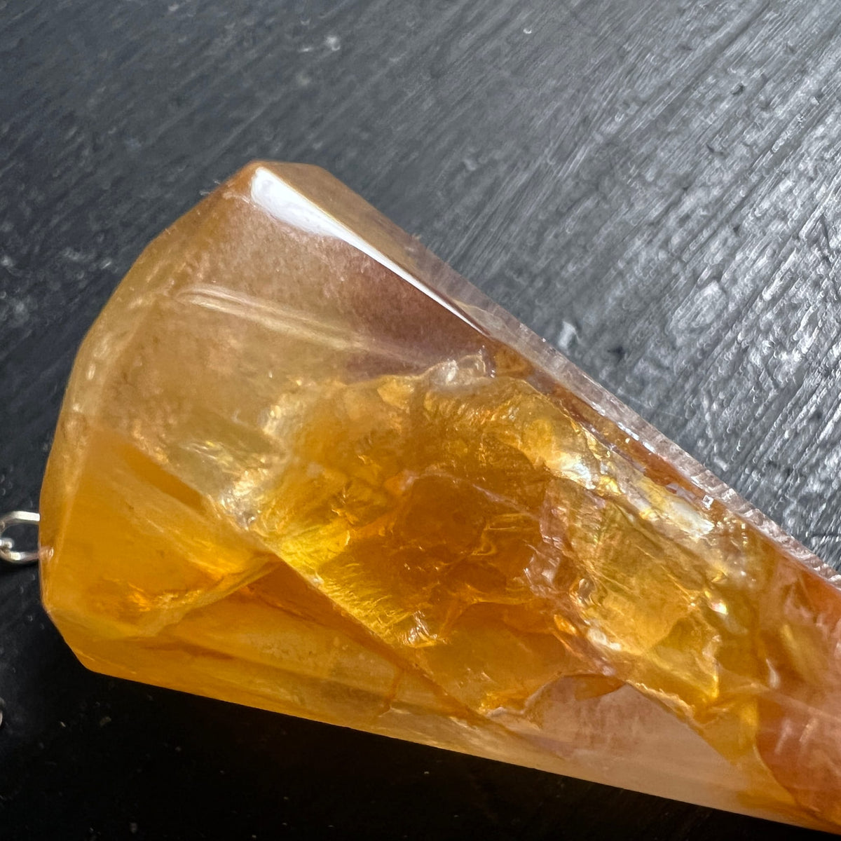 Golden Healer Pendel, facettierte Spitze, honiggelb-orange mit bernsteinfarbenen Einschluessen und Glanz | Happy Minerals